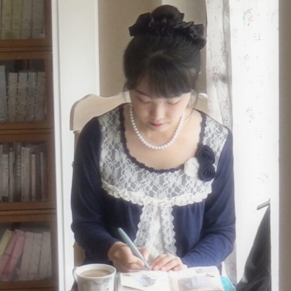 axes femme long-sleeved dark blue top with lace and rose decoration