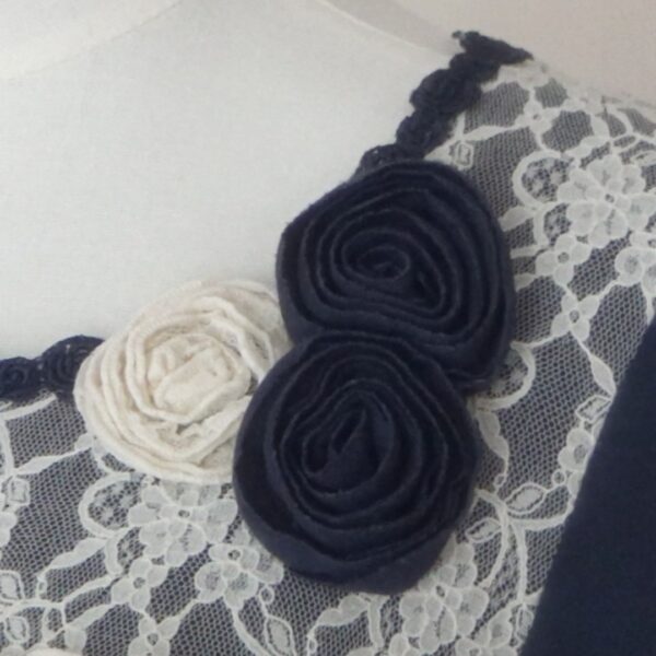 axes femme long-sleeved dark blue top with lace and rose decoration - 图片 6